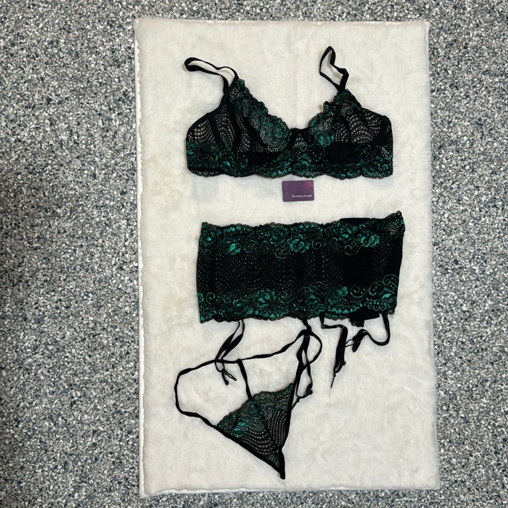 The Victory of Cupid Set Lingerie Laced with Garter
